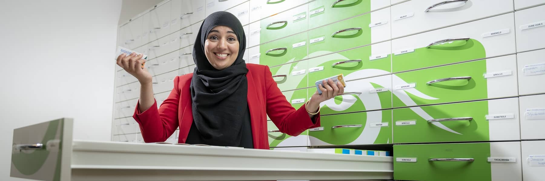 Apotheker Bouchra met medicijndoosjes