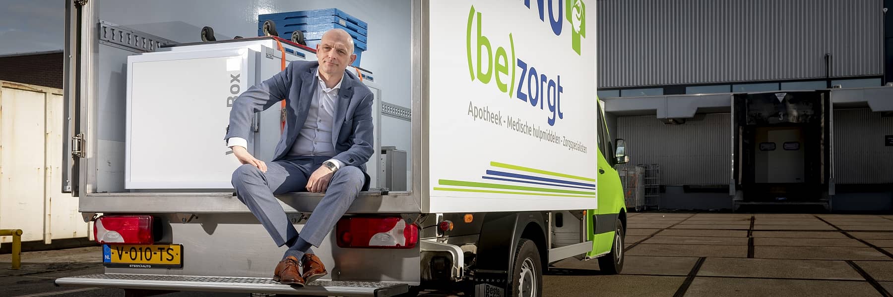 Maron zittend in voertuig