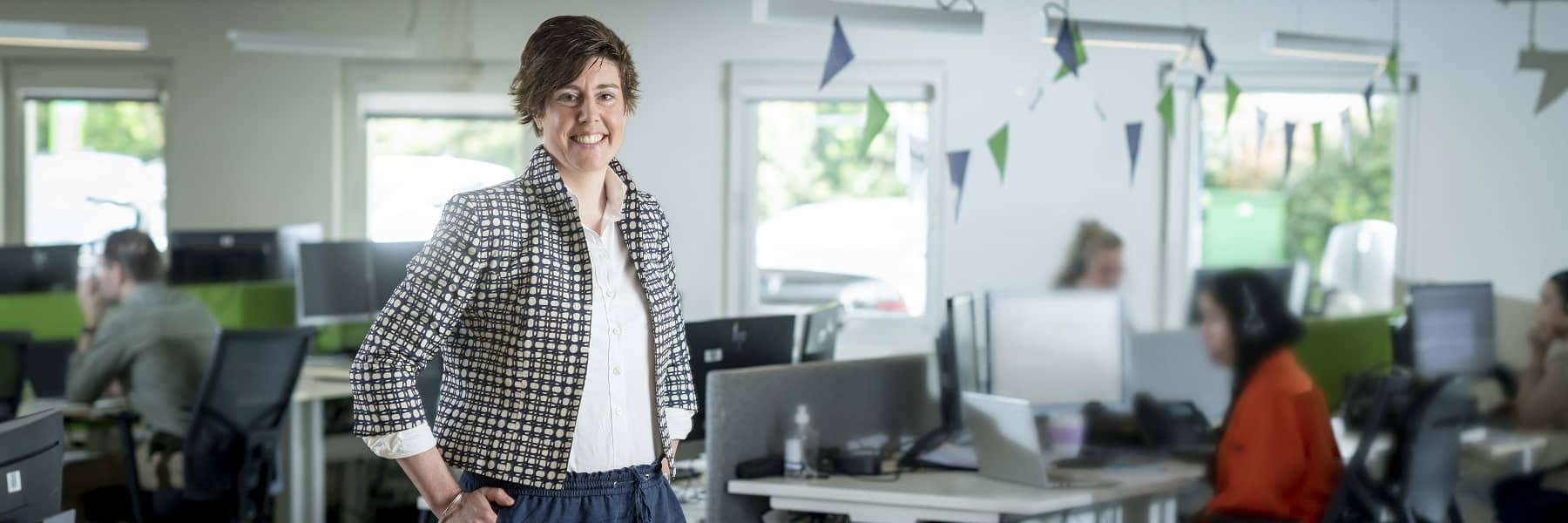 Marlies voor haar servicedesk