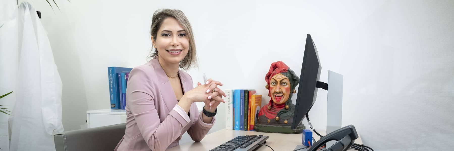 Apotheker Mahshid is werkzaam voor zorginstellingen