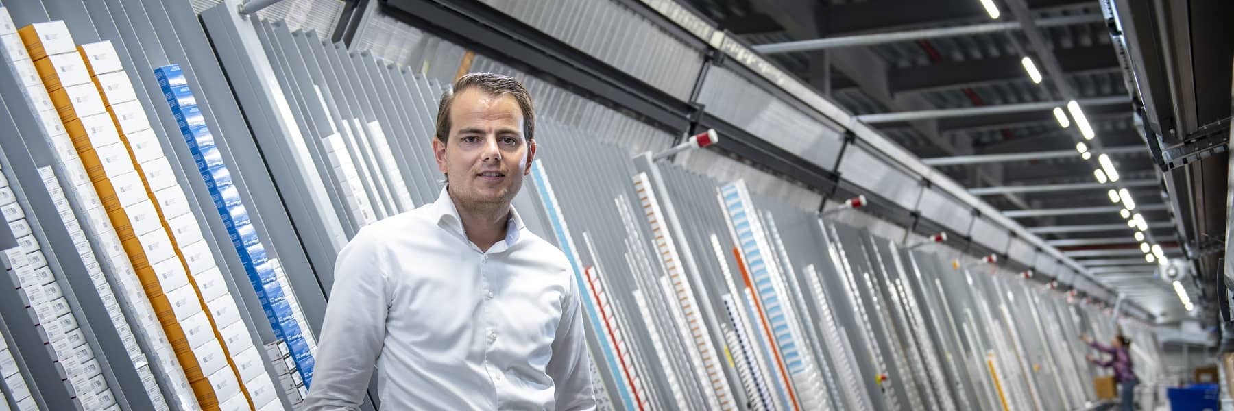Sven van Lith bij medicijn pick automaat
