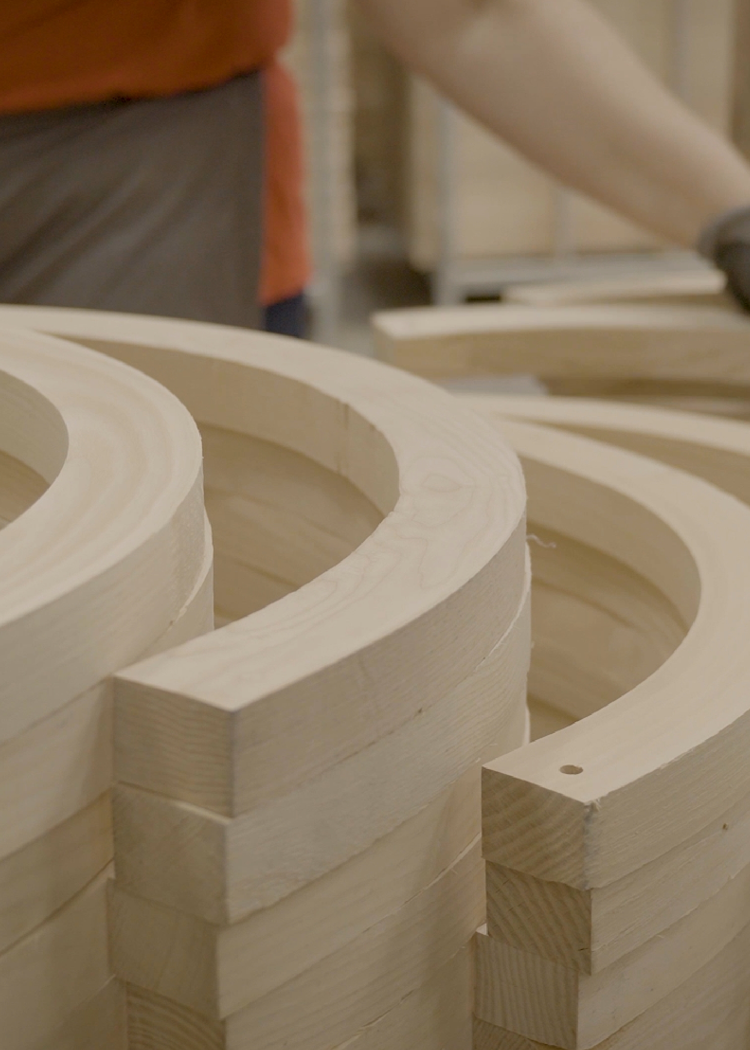 pezzi di legno tagliati pronti per essere lavorati - produzione sedia Calligaris 