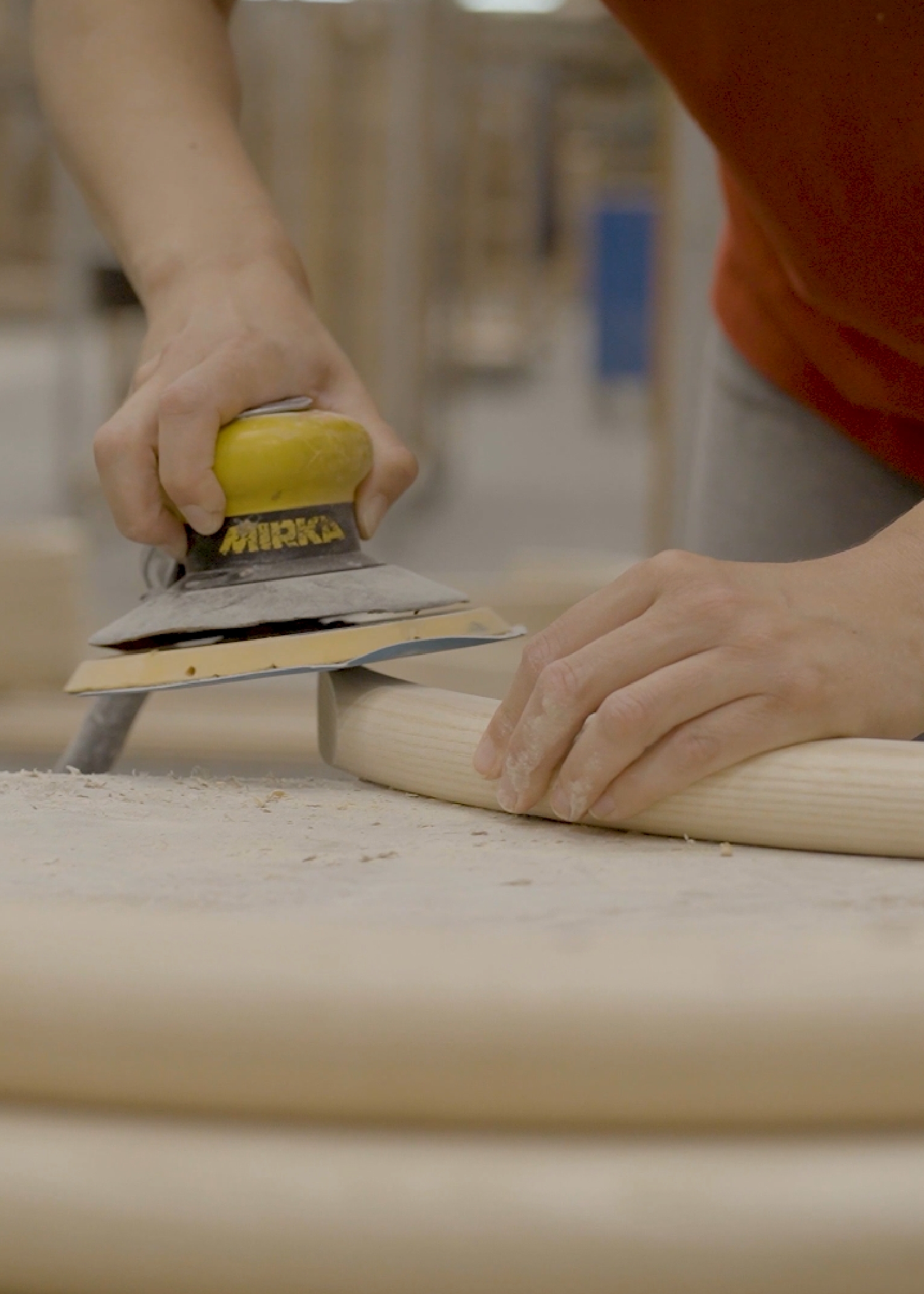 Lavorazione pezzo legno tagliato e ancora grezzo