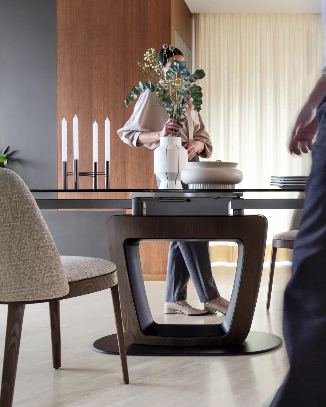 Orbital table by calligaris - image with people 