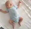 bébé dort sur le coté