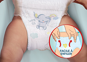 L'image montre une couche-culotte que l'on remonte pour l'enfiler à un bébé