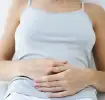 Femme souffrant de douleurs abdominales