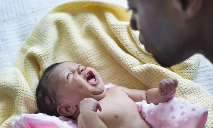 Bébé en pleurs à cause de muguet dans sa bouche