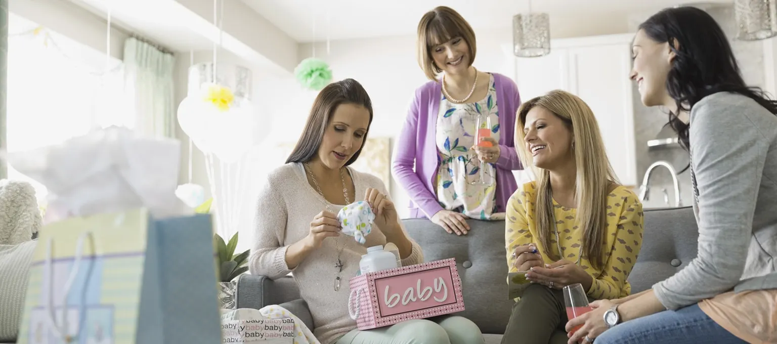 Maman déballant des cadeaux pendant une Baby Shower