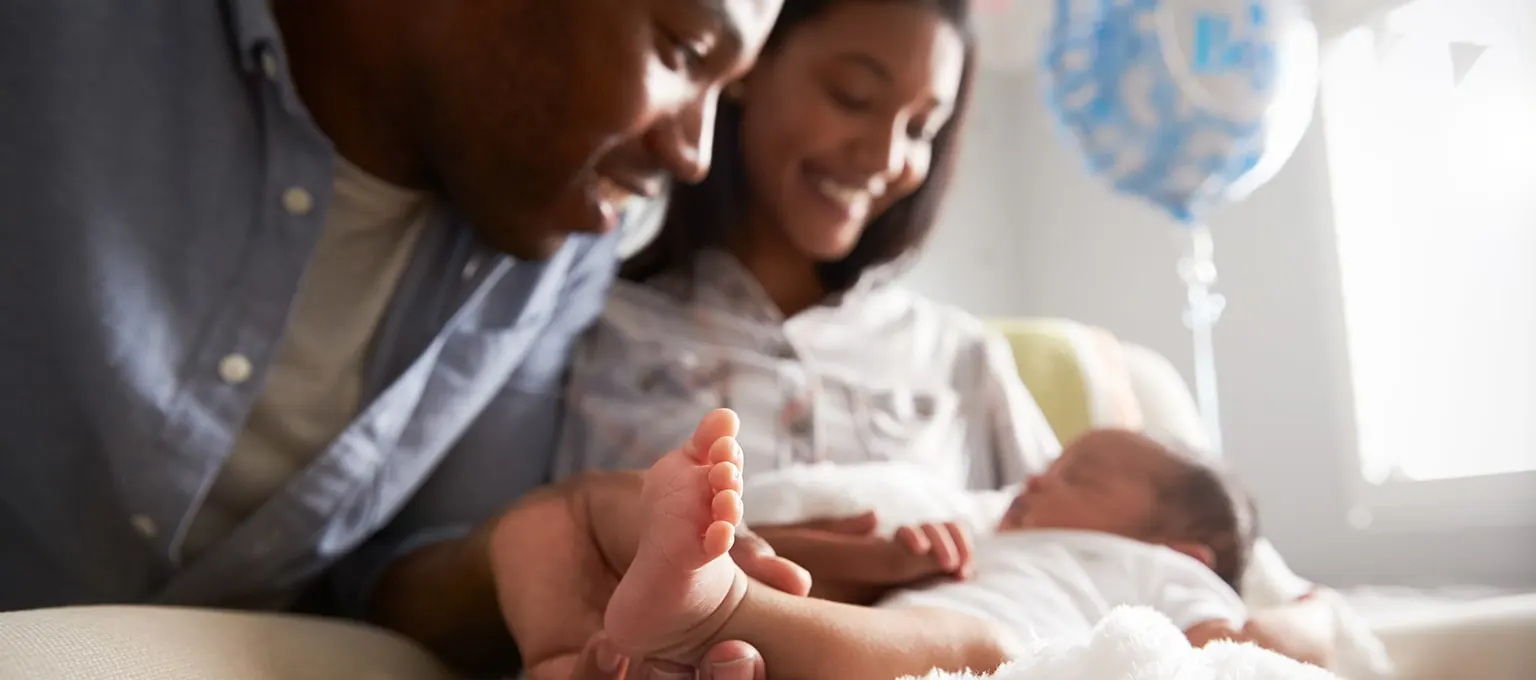 Parents souriant à leur bébé à la maternité