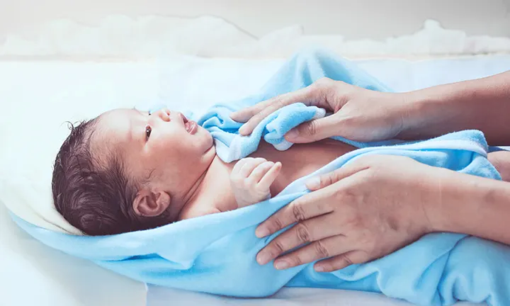 Quand peut-on mettre bébé dans la grande baignoire ?