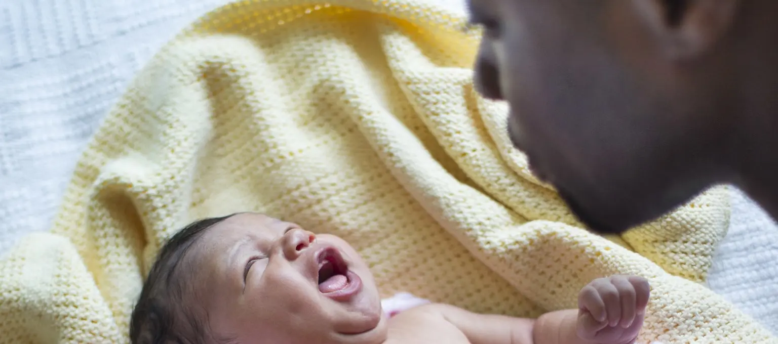 Bébé en pleurs à cause de muguet dans sa bouche