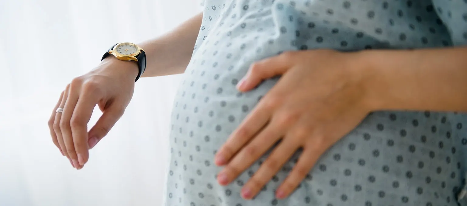 Femme enceinte calculant les contractions 
