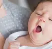 Bébé baillant ayant besoin d'un entraînement au sommeil