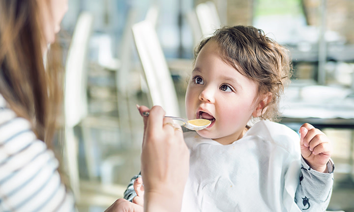 Miel Et Bebe A Quel Age Peut On Le Proposer Pampers