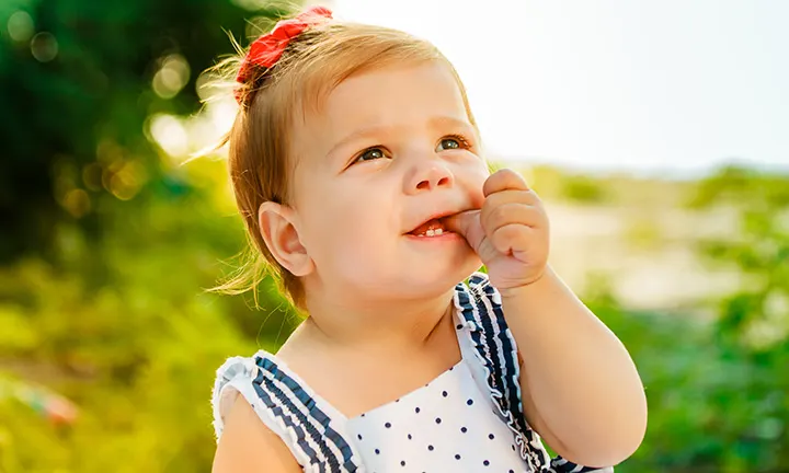 Une Petite Fille De 4 Ans Et Demi Met Un Doigt Dans Sa Bouche