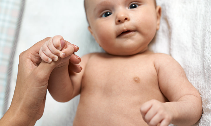 Les Reflexes De Bebe Et Du Nouveau Ne Pampers Fr