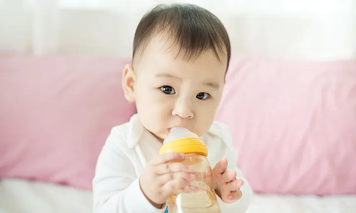 Donner de l'eau à un bébé? Bien sûr!