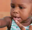 Bébé avec les premières dents de lait