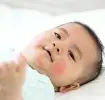Enfant avec les doigts dans la bouche