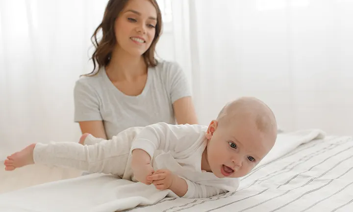 Un bébé qui se retourne