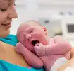 Une mère tenant un nouveau-né dans ses bras
