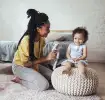 Une mère jouant avec son enfant