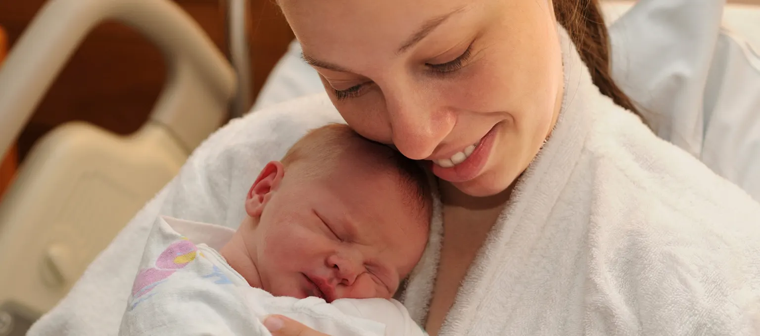 Contact peau à peau de la mère avec son nouveau-né 