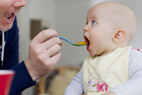 Introduction Des Aliments Solides Dans Le Regime De Bebe Pampers Fr