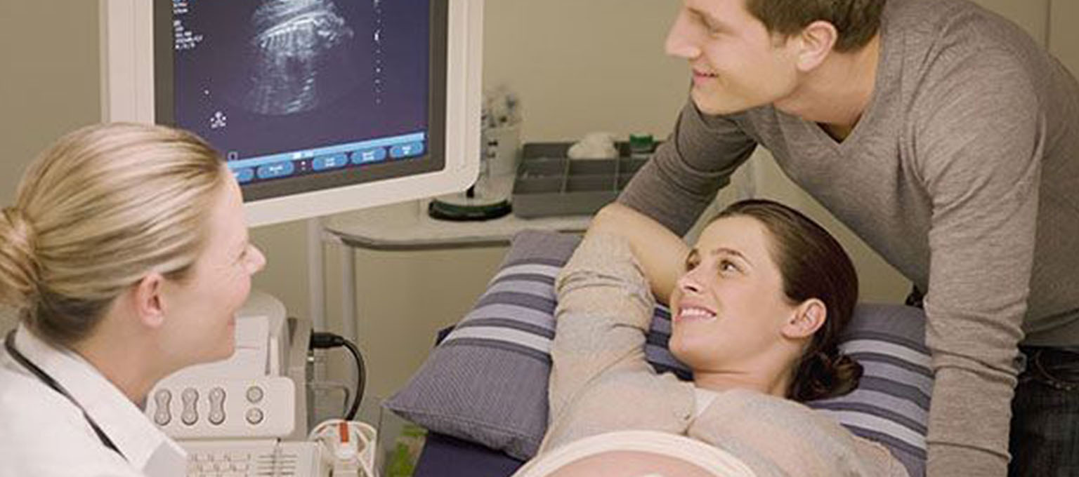 Appareil De Scanner à Ultrasons Dans La Main D'un Médecin Professionnel  Examinant Son Patient Faisant Une échographie Abdominale En Début De  Grossesse Pour Une Jeune Fille