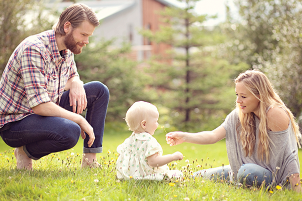 605x403_on_the_field Parents et bébé dans un jardin