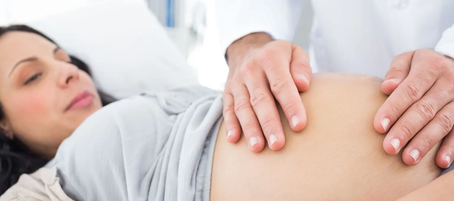 Médecin qui visite la maman enceinte