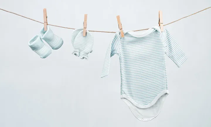 Une corde à linge avec des vêtements pour bébé