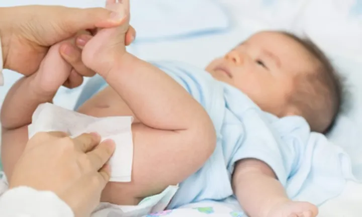 Le nettoyage de bébé avec des lingettes ou du coton