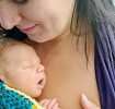 Peau contre peau entre bébé prématuré et maman