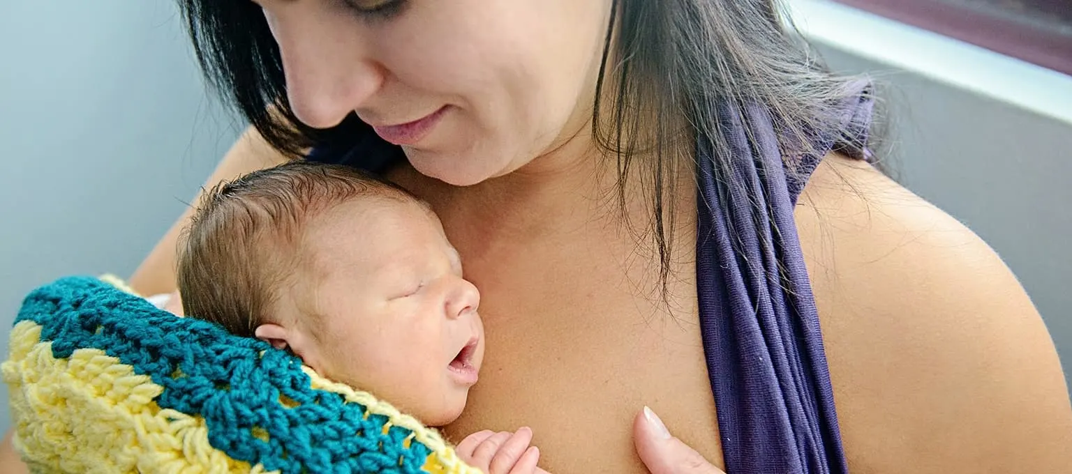 Peau contre peau entre bébé prématuré et maman