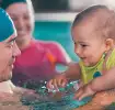 Un bébé à la piscine