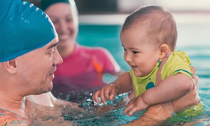 Un bébé à la piscine