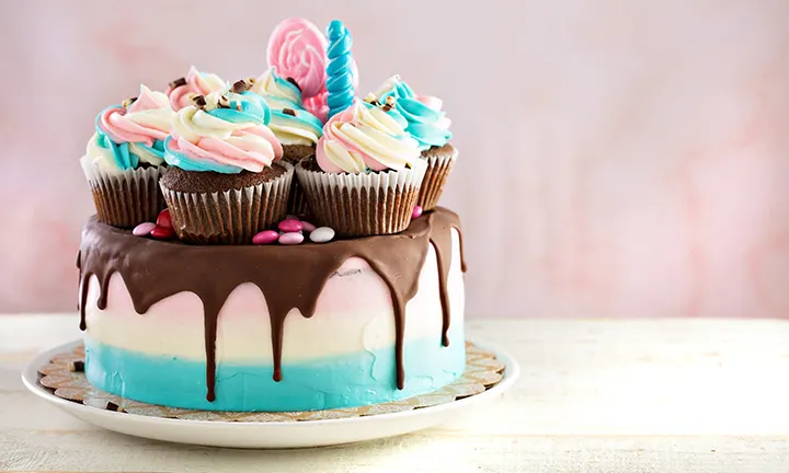 Gâteau bleu avec une petite boule sucrée colorée. décoration pour