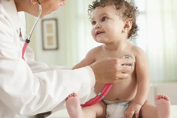 Le Pédiatre Examine Le Bébé à L'aide Du Stéthoscope Pour écouter