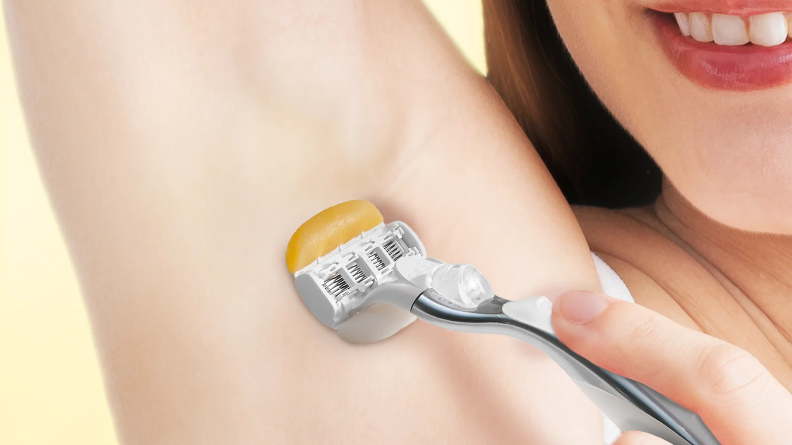 ジレット ヴィーナスのカミソリで脇を剃る女性の手元