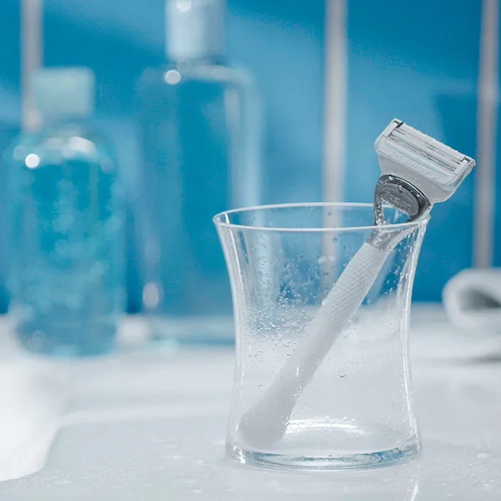 青い表面に銀のかみそり