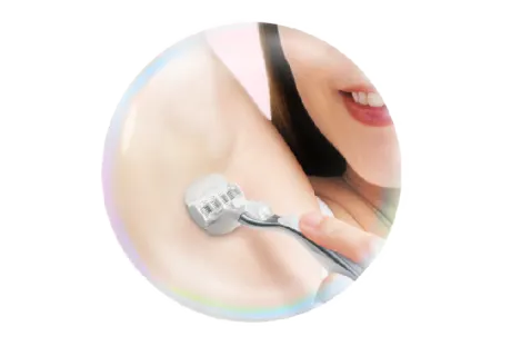 ひげを剃る女性