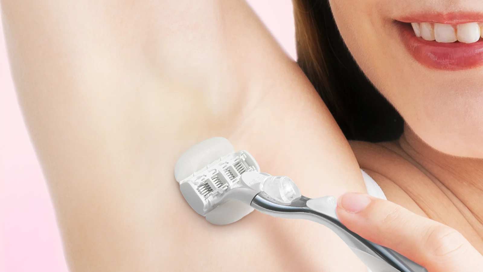 ジレット ヴィーナス インティメイト&パブリックヘア用カミソリでビキニラインを剃っている女性のクローズアップ。