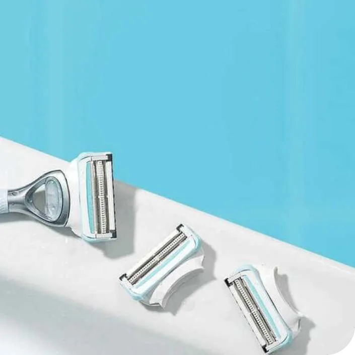 バスルームのガラスの中に置かれた、親密なエリアのケア用のシャープなヴィーナス カミソリ