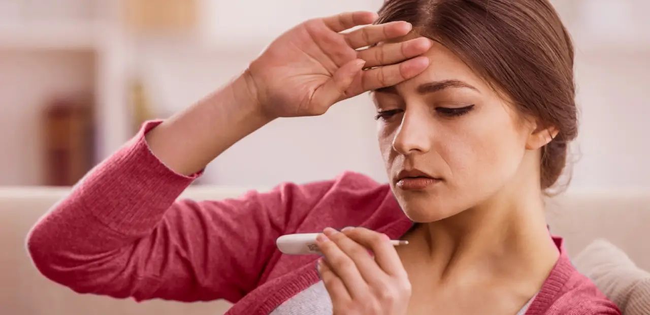 fiebre-mujer-revisando-si-tiene-fiebre