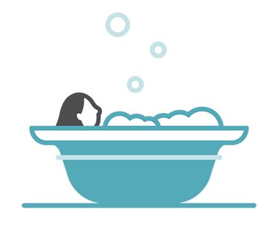 MUJER TOMANDO UN BAÑO