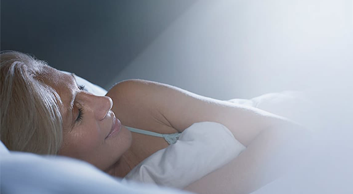 Une femme âgée faisant une sieste
