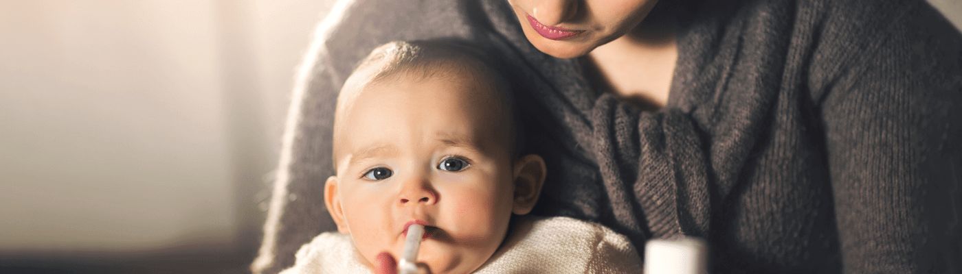 ¿Cómo darle medicamentos a los bebés?