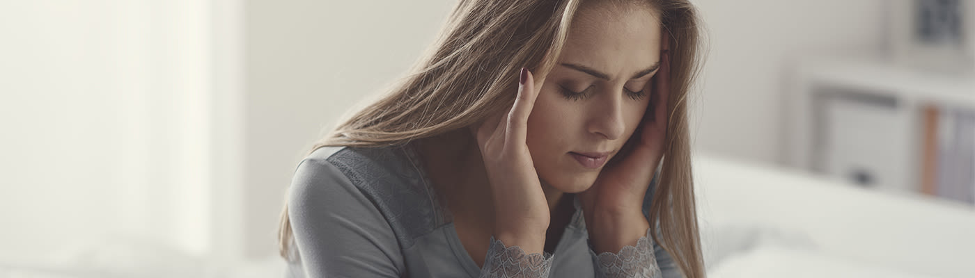 MUJER CON DOLOR DE CABEZA